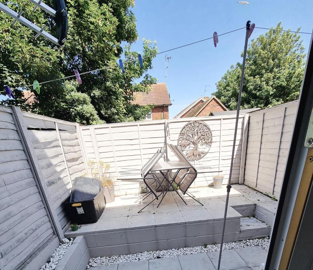 Entire Apartment With Sun Filled Private Garden Margate Kültér fotó